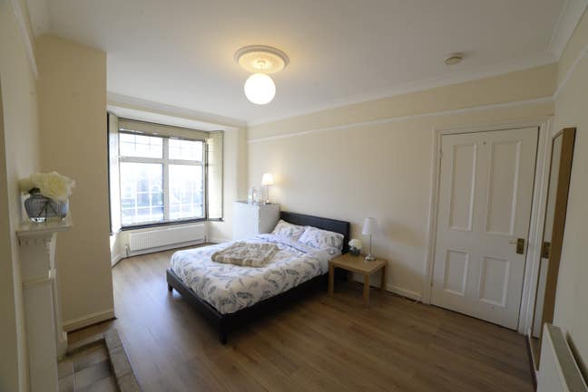 Sunny double in spacious houseshare - no couples Main Photo