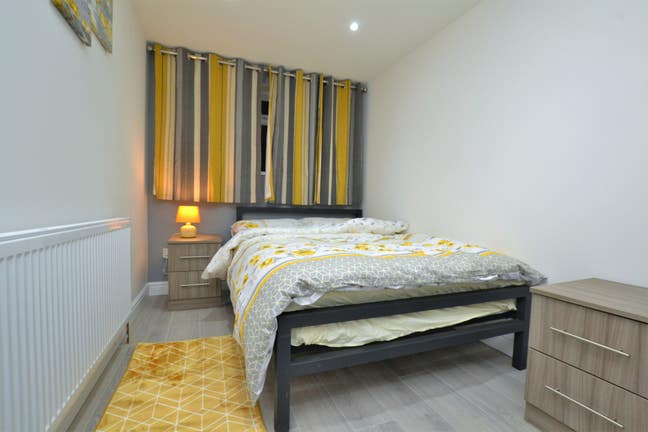 Luxury Studios with own Kitchen, Ensuite + Parking Main Photo