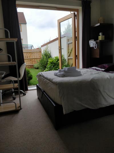 Bright Room in a professional and quiet house Main Photo