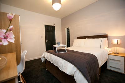 Final En-Suite Room - Near Metrolink  Main Photo