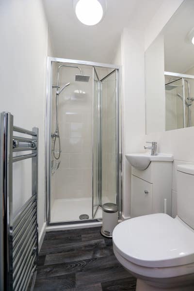 Final En-Suite Room - Near Metrolink  Main Photo