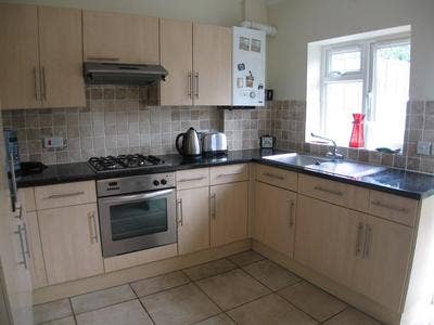 Large Room in good house near centre, inc bills Main Photo