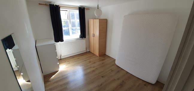 Room - Harringay - Creative House - 505 pounds Main Photo