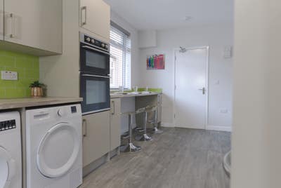 Stunning En-suite Single  &pound;600 next to Sainsbury's Main Photo