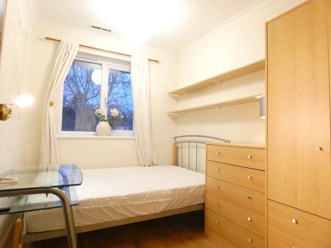 Guildford £740 incl. small double. No deposit Main Photo