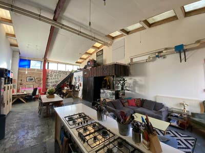 Large sunny room in warehouse Main Photo