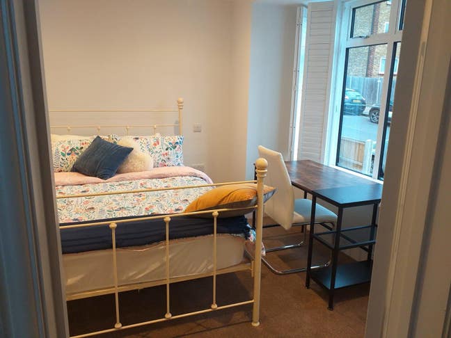 Double bedroom with en suite bathroom in SE20 Main Photo