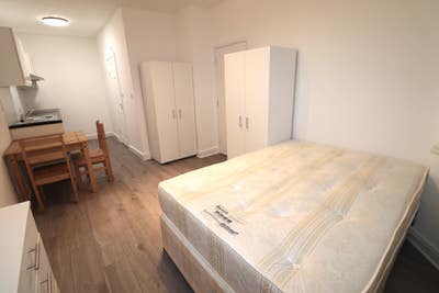 Large modern studio in Harrow Main Photo