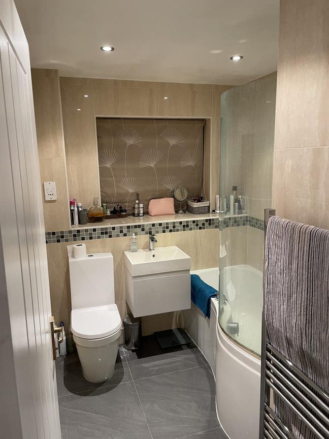 Double Room Available - Excellent Location Main Photo