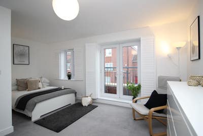 * Large Double Room * Stunning New Build * Parking Main Photo
