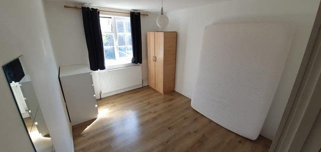 Room - Harringay - Creative House - 505 pounds Main Photo