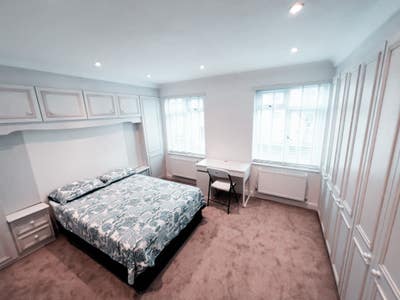 Very Large Bedroom available in a beautiful house Main Photo
