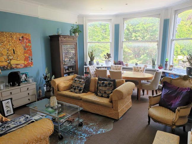 Huge Bedroom w/des ensuite & ALL BILLS -No couples Main Photo