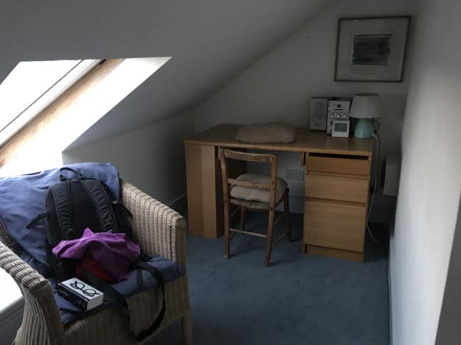 Quiet attic room Monday to Friday (4 nights) ONLY Main Photo