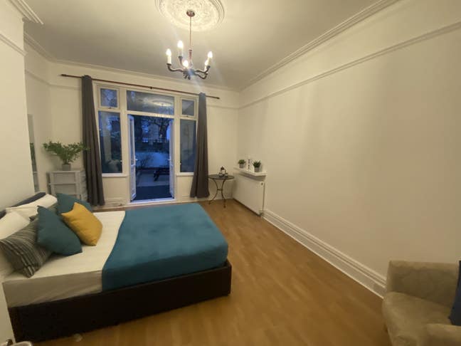 Large double room opening onto garden Main Photo