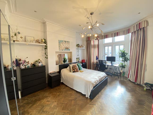 Spacious double room in fun house, great location Main Photo