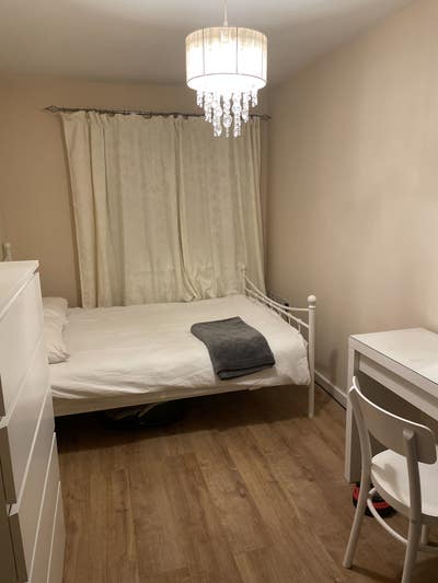 Double room 15 min bus journey to central line  Main Photo