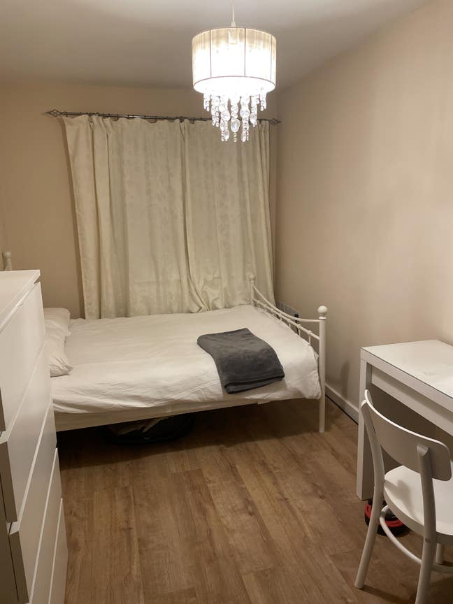 Double room 15 min bus journey to central line  Main Photo