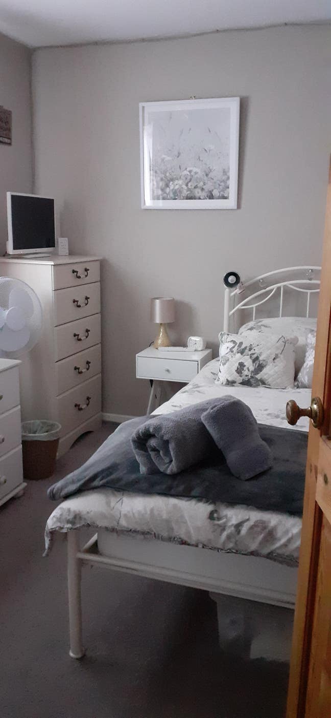 Private room, wifi and ample parking & Main Photo