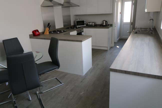 Beautiful room available Main Photo