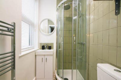 ** Luxury Modern En Suite Room - No Bills to Pay! Main Photo