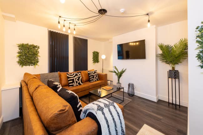 En-suite double bedroom furnished co living  Main Photo