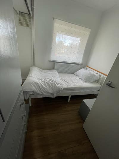 Small single bedroom in Christian home  Main Photo