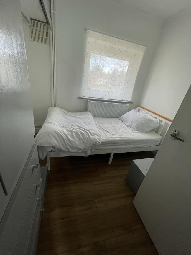 Small single bedroom in Christian home  Main Photo