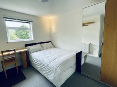 Clean quiet double room in 3-bed house Main Photo