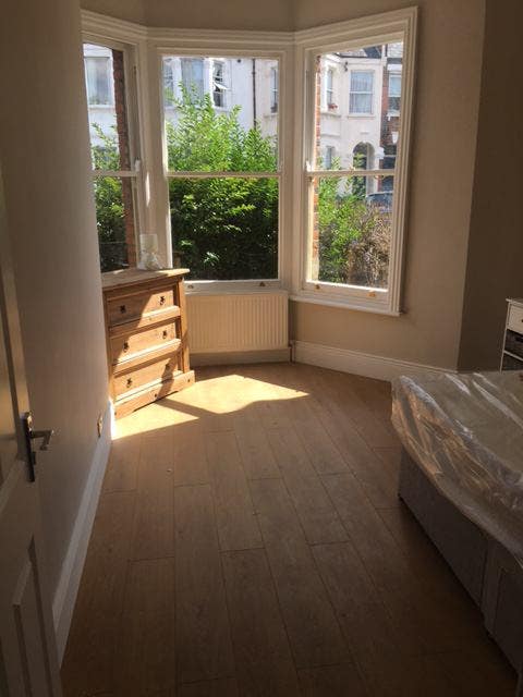 Bedroom available in shared house with females Main Photo