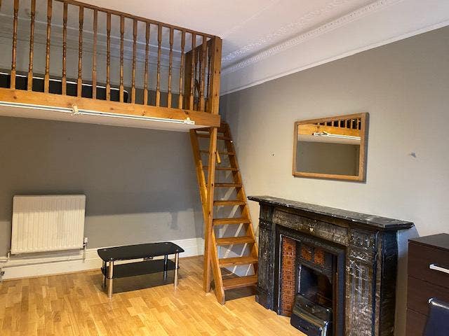 Large double bedsit in West Kensington  Main Photo