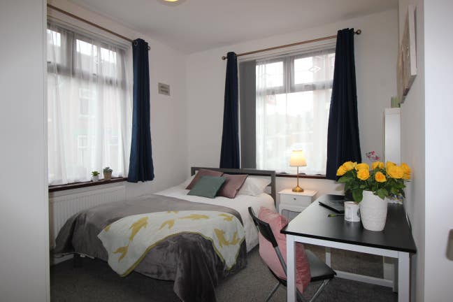 Homely Spacious Double Room inc WiFi and Bills! Main Photo