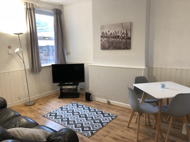 Modern large 5 bed house for a group  Main Photo