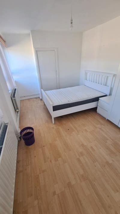 Last room Next to London Bridge (160NECK) Main Photo
