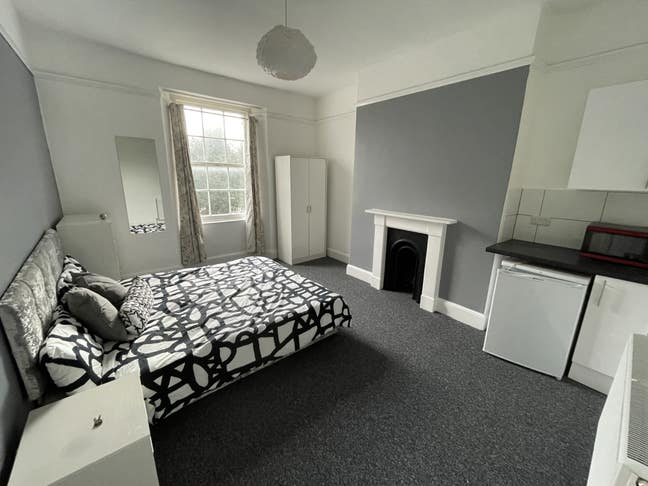 One Double Room Available Now! Great Location Main Photo