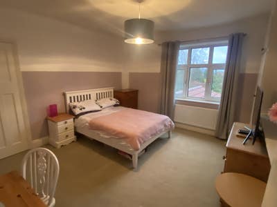 Large double room in family home Main Photo