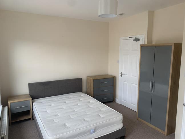 Lovely Double room with en suite available.  Main Photo