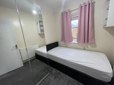 Lovely Single Room near St Helier Hospital & Train Main Photo