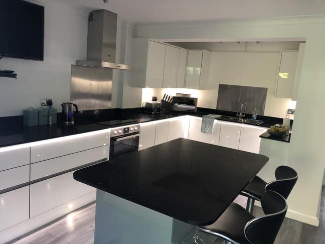 Double room, en-suite shower, close to Gatwick Main Photo