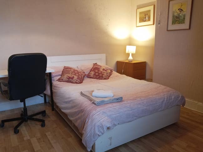  DACH Pro: -3 Large Double Room flat (sort let) Main Photo
