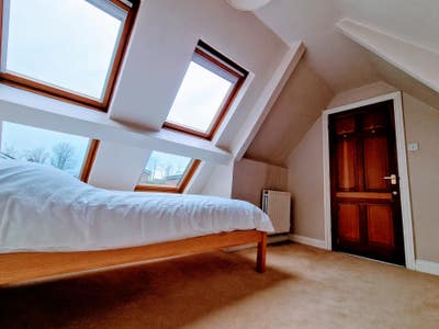 Bright Single Room with Spacious Storage Main Photo