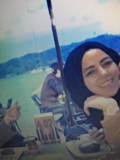 English Teacher (Muslim Female) Seeking Studio  Main Photo