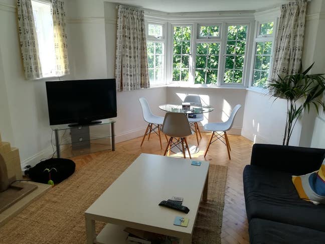 Double room available in spacious apartment Main Photo