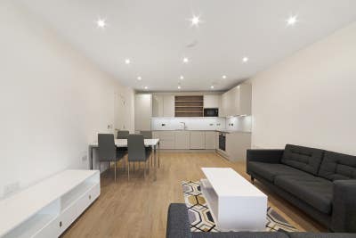 2 bed apartment Near Canary Wharf with free gym Main Photo