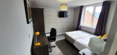 * Premium 8 Bed Property Located in Town centre * Main Photo