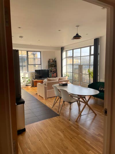 Lovely room in Haggertson with Ensuite (& Bath!)  Main Photo