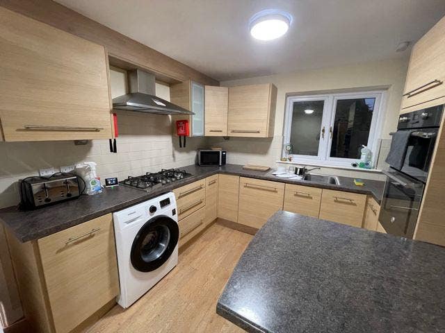 **Exclusive** Large Room with Private Bathroom Main Photo