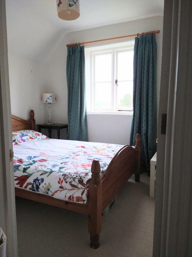 M-F: cosy double rm in period cottage, Kemble GL7 Main Photo