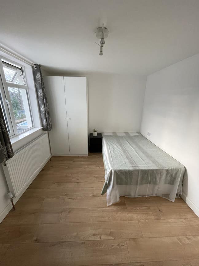 Bright double room in nice residental street Main Photo