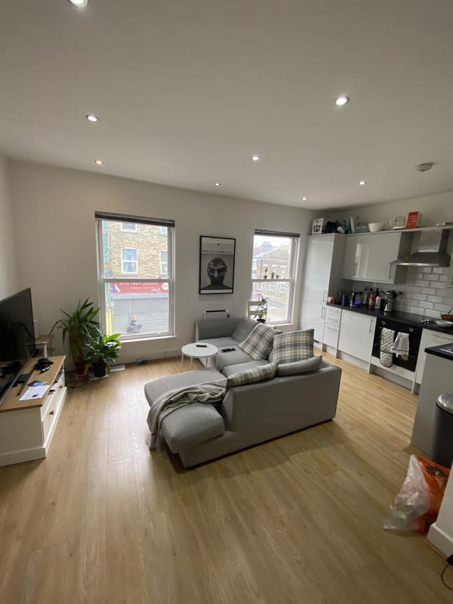 A modern 2 bed flat in the heart of Battersea Main Photo